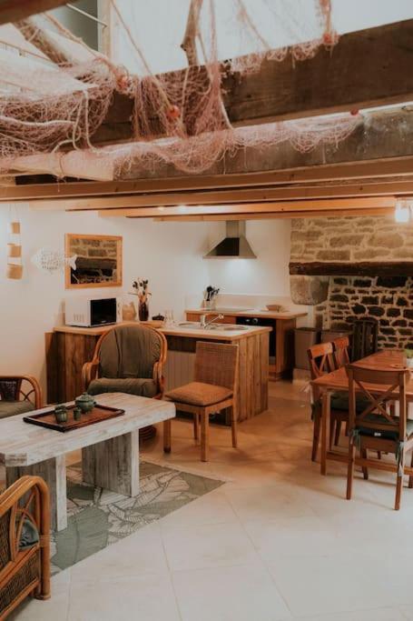 Gite Naturia - Chaumiere De Berringue Plouhinec  Exterior photo